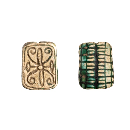 A New-Kingdom faience amulette. 14 Scarabs/Rosace.